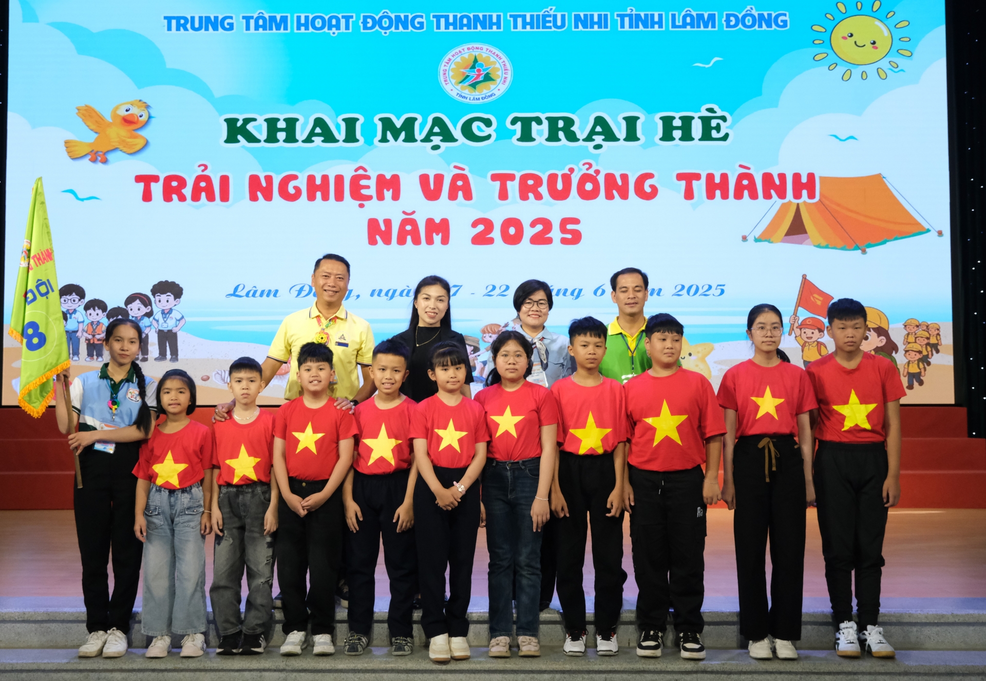 The organizers took souvenir photos with the campers.