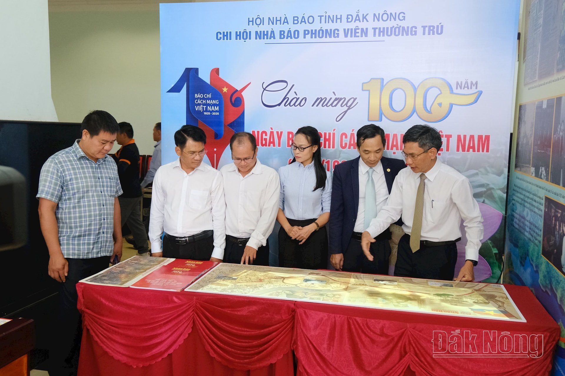 Các đại biểu tham quan khu vực trưng bày của Chi hội Nhà báo phóng viên thường trú