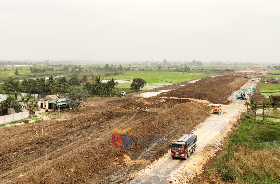 Thi công tuyến đường kết nối cao tốc Hạ Long - Hải Phòng đến Đông Triều. 