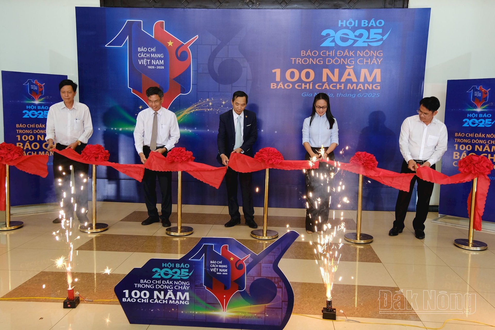 Các đại biểu thực hiện cắt băng khánh thành chương trình 