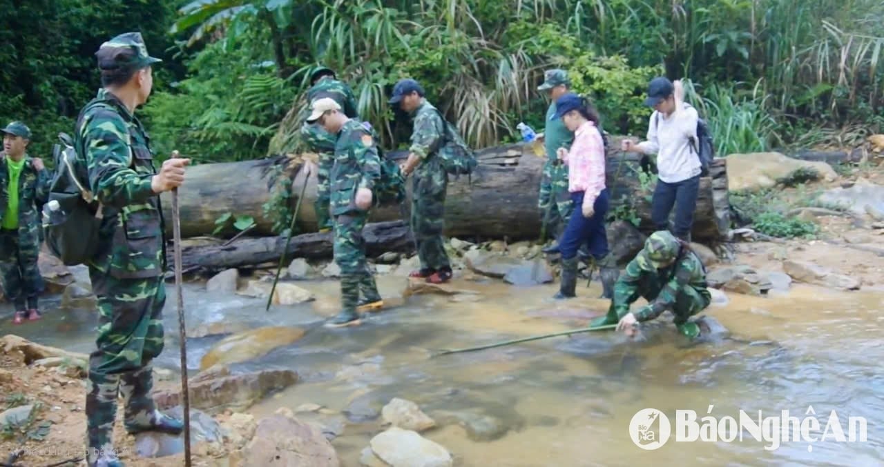 Phóng viên Báo Nghệ An pBộ đội Biên pohngf tỉnh thực hiện tuyên truyền về kết nghĩa giữa các bản hai biên biên giới Việt Lào Ảnh Hải Thượng