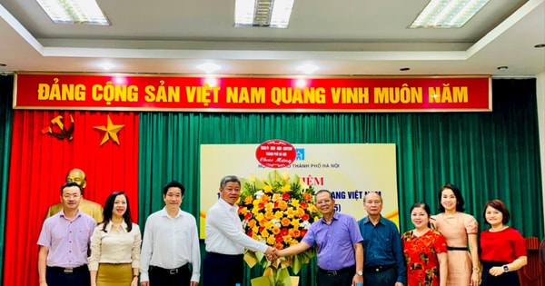 Vice Chairman of Hanoi People's Committee Nguyen Manh Quyen visited and congratulated the City Journalists Association and a number of press agencies.