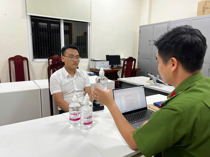 លោក Pham Dinh Tuan អនុប្រធានគណៈកម្មាធិការប្រជាជនទីក្រុង Chuc Son នៅស្ថានីយ៍ប៉ូលីស។