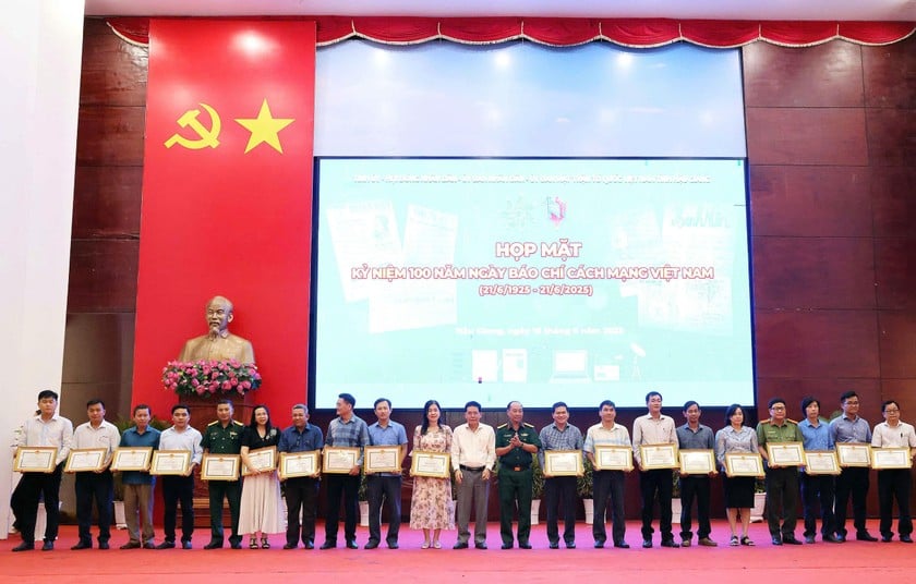 Nhà báo Đinh Hoài Thương - PV Báo Pháp luật Việt Nam VPĐD tại TP Cần Thơ (thứ 2 từ phải sang) cùng nhiều cá nhân vinh dự được nhận Bằng khen của Chủ tịch UBND tỉnh Hậu Giang