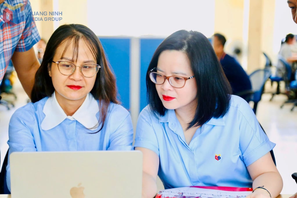 นักข่าว มินห์ ธู (ขวา) พูดคุยเกี่ยวกับทักษะอาชีพ และให้คำแนะนำแก่ผู้สื่อข่าวในการผลิตผลงานด้านข่าวที่มีคุณภาพสูง