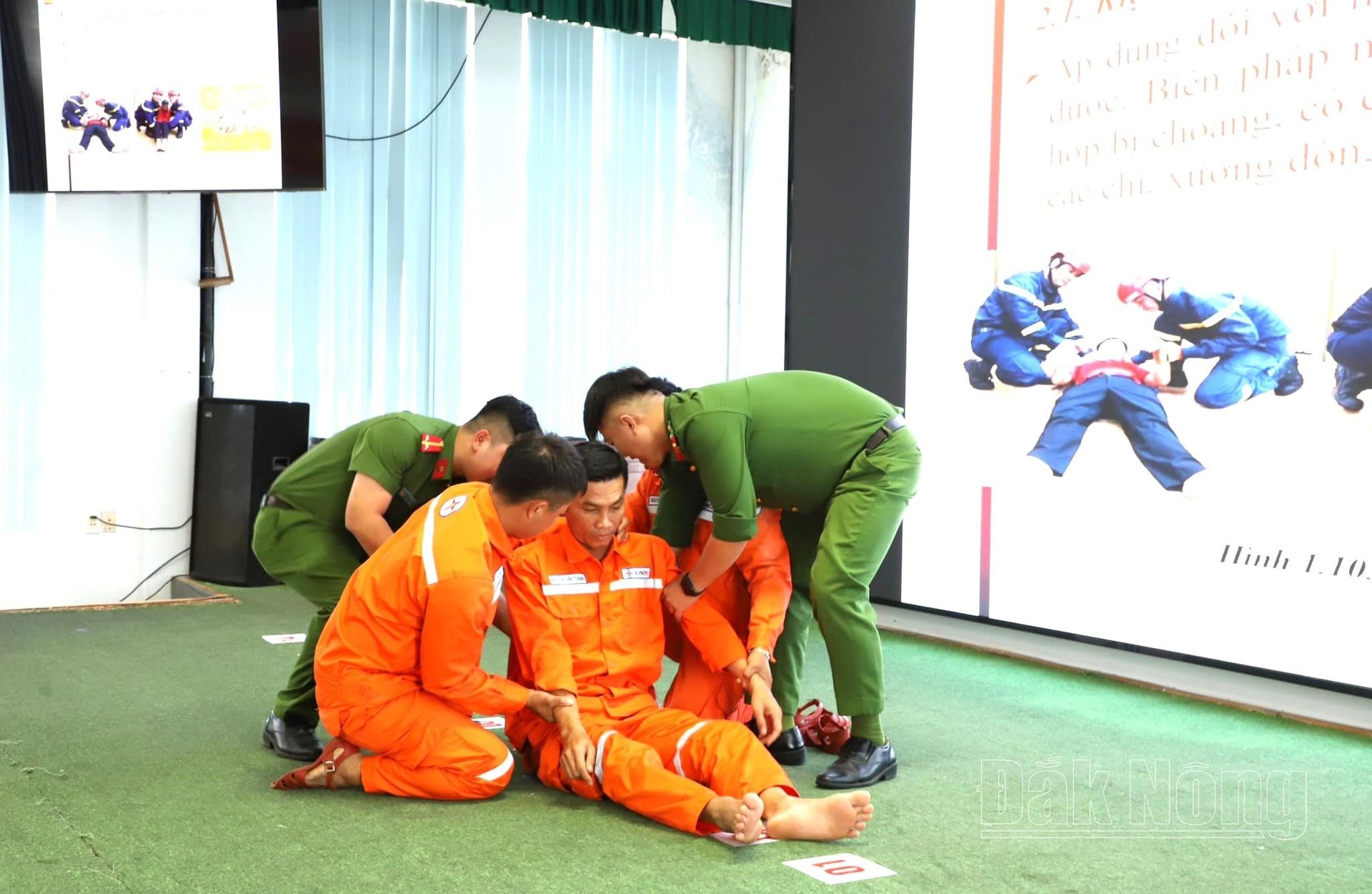 Các học viên rèn luyện các kỹ năng xử lý tình huống