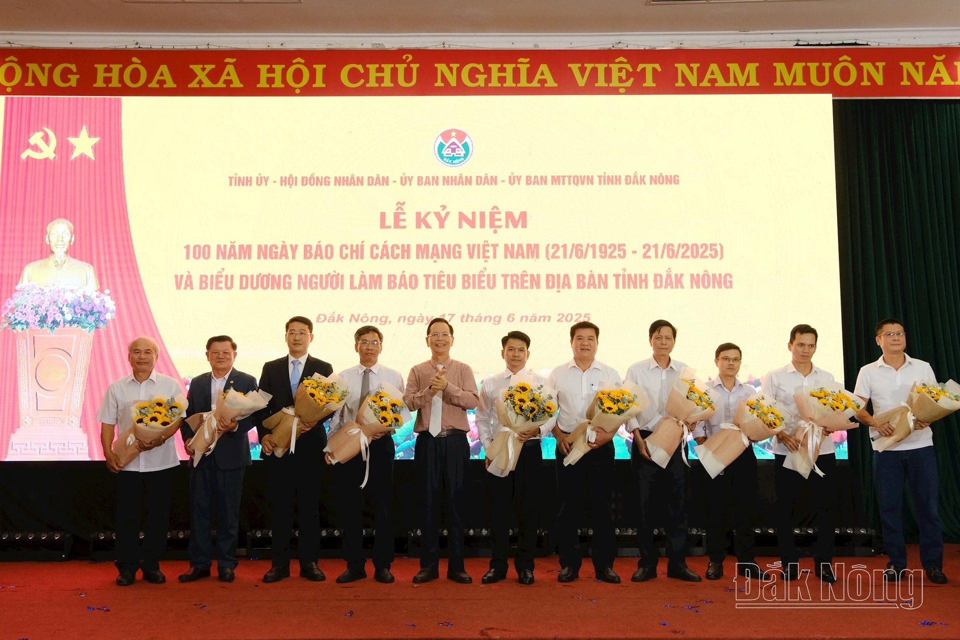 Đồng chí Ngô Thanh Danh, Bí thư Tỉnh ủy, Trưởng Đoàn ĐBQH tỉnh Đắk Nông tặng hoa cho đại diện các cơ quan chỉ đạo, quản lý nhà nước, cơ quan báo chí địa phương, đại diện các cơ quan báo chí Trung ương có văn phòng đại diện, cơ quan thường trú và đăng ký hoạt động thường trú trên địa bàn tỉnh