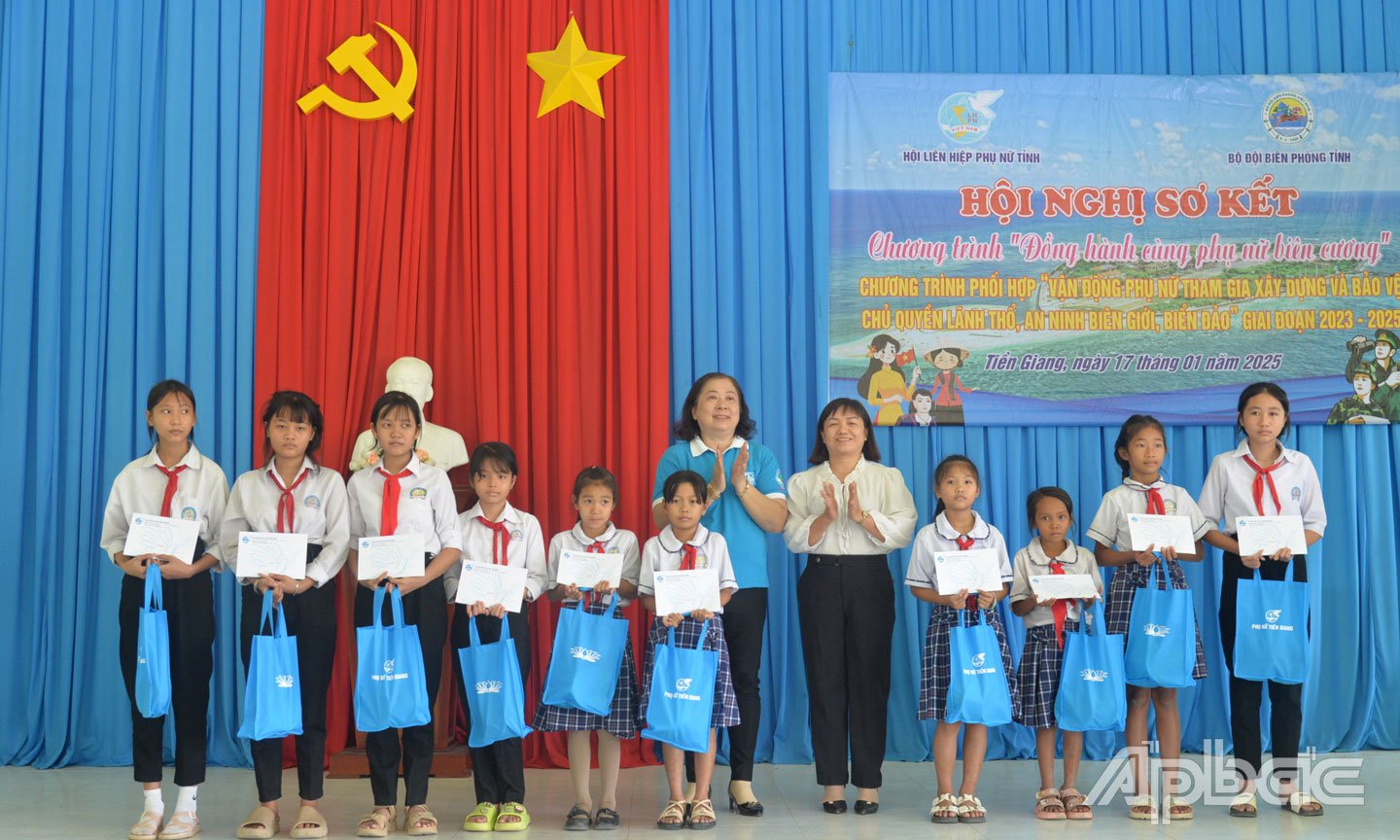 Trao quà cho trẻ em có hoàn cảnh khó khăn, vượt khó học tốt.