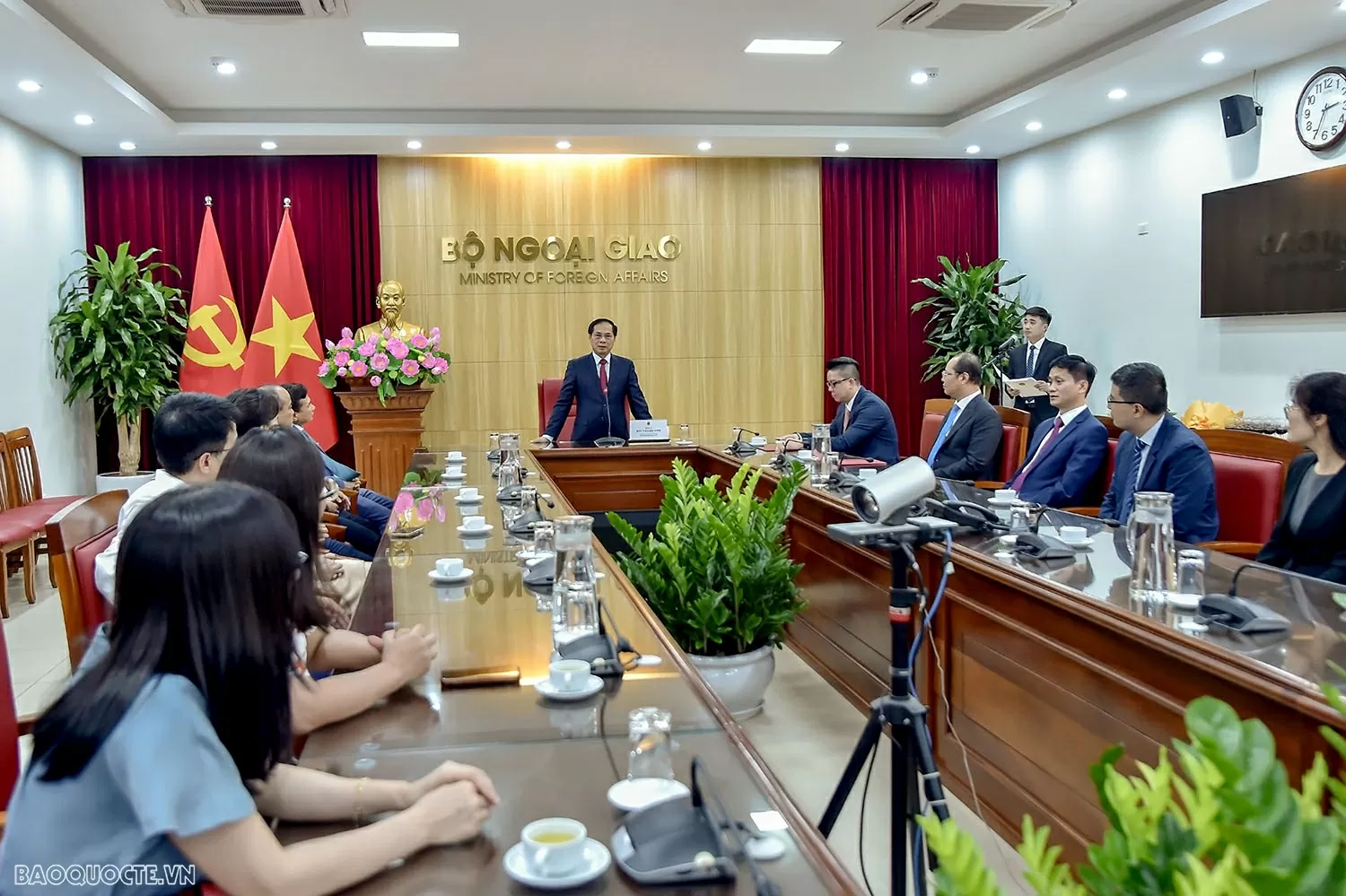 Phó Thủ tướng, Bộ trưởng Ngoại giao Bùi Thanh Sơn trao quyết định bổ nhiệm Tổng Lãnh sự Việt Nam tại Nga và Campuchia Phó Thủ tướng, Bộ trưởng Ngoại giao Bùi Thanh Sơn trao quyết định bổ nhiệm Tổng lãnh sự Việt Nam tại Nga và Campuchia