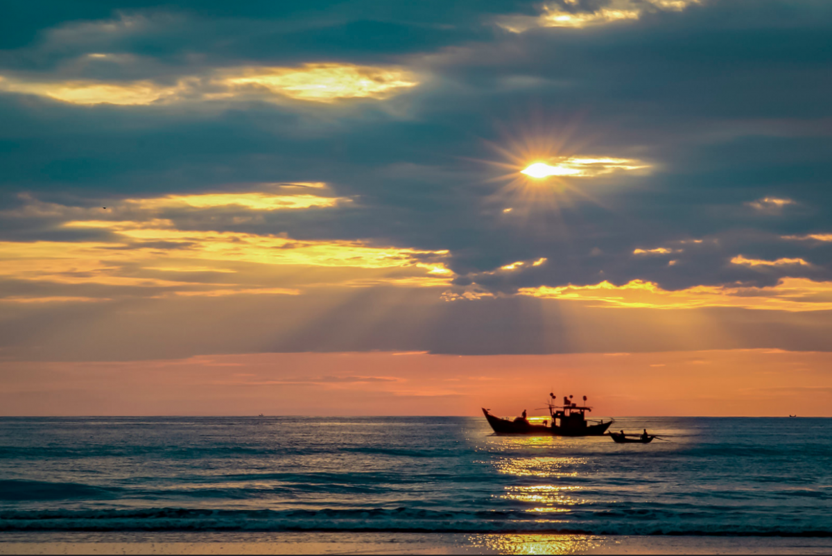 Sunrise on Nhan Trach beach | ដំណើរកំសាន្ត Phongnha Discovery