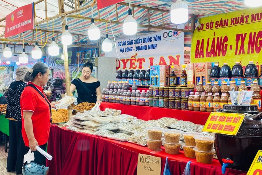 Sản phẩm Ruốc tôm Hạ Long, Nước mắm Ba Làng (Thanh Hóa) được giới thiệu trong một phiên chợ đặc biệt diễn ra tại Tây Hồ, Hà Nội.
