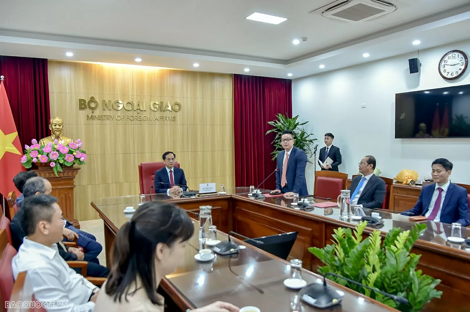 Phó Thủ tướng, Bộ trưởng Ngoại giao Bùi Thanh Sơn trao quyết định bổ nhiệm Tổng Lãnh sự Việt Nam tại Nga và Campuchia Phó Thủ tướng, Bộ trưởng Ngoại giao Bùi Thanh Sơn trao quyết định bổ nhiệm Tổng lãnh sự Việt Nam tại Nga và Campuchia