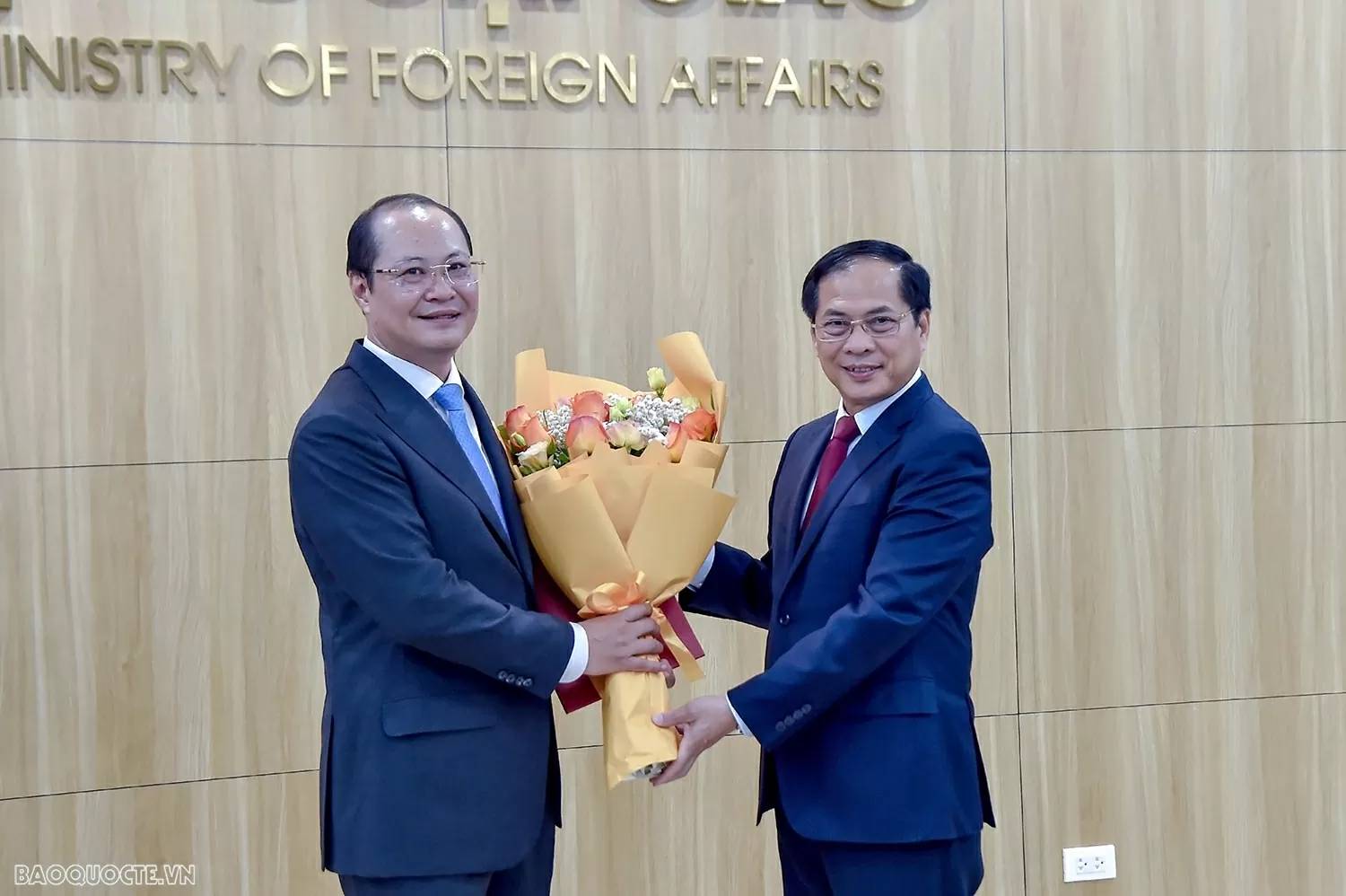 Phó Thủ tướng, Bộ trưởng Ngoại giao Bùi Thanh Sơn trao quyết định bổ nhiệm Tổng Lãnh sự Việt Nam tại Nga và Campuchia Phó Thủ tướng, Bộ trưởng Ngoại giao Bùi Thanh Sơn trao quyết định bổ nhiệm Tổng lãnh sự Việt Nam tại Nga và Campuchia