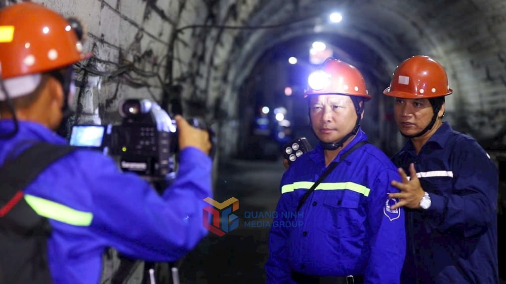 นักข่าวตวน หุ่ง (ภาพขวา) ในระหว่างการประชุมการทำงานในเหมืองถ่านหิน