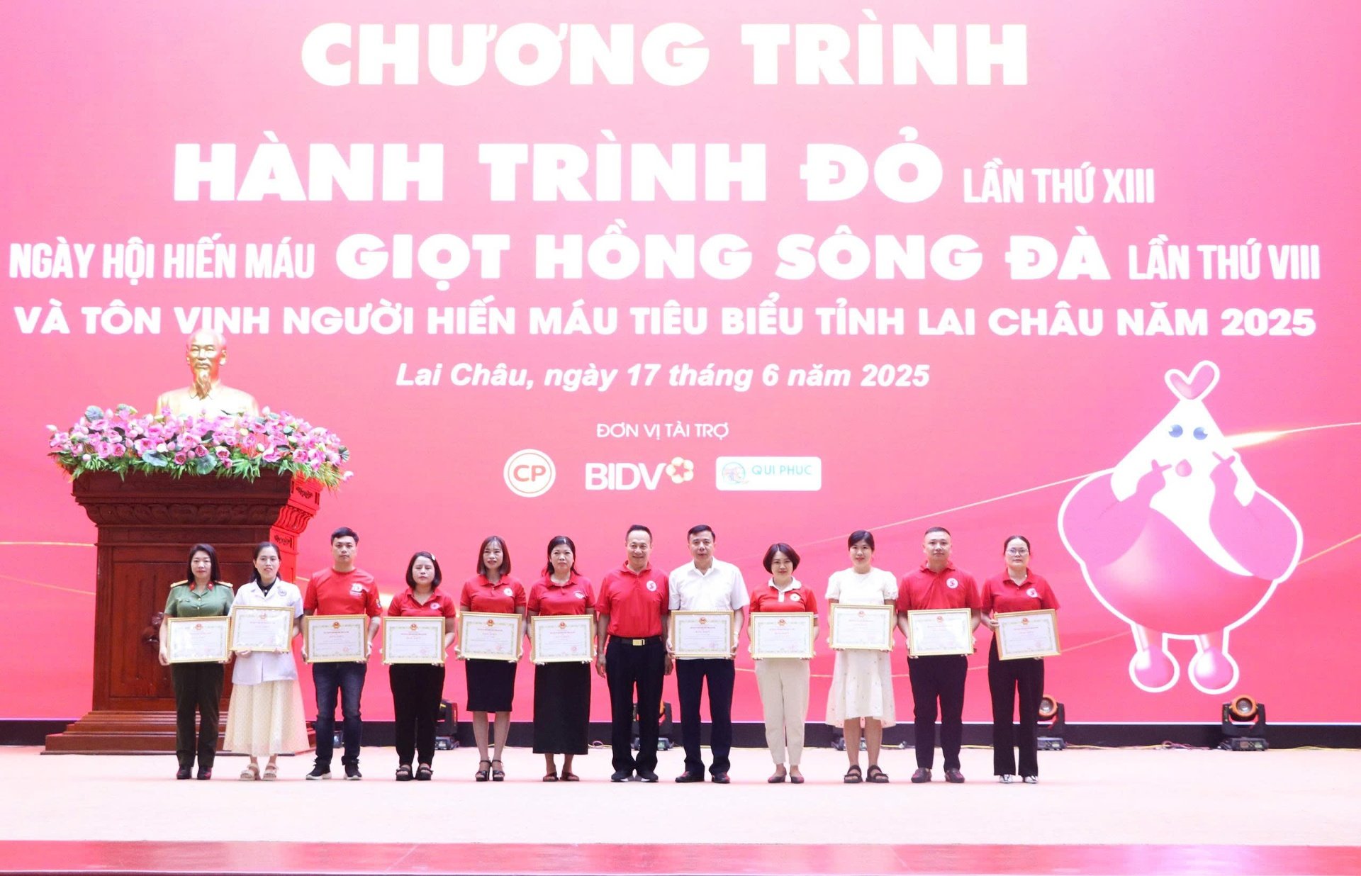 …Tặng Bằng khen cho các cá nhân.