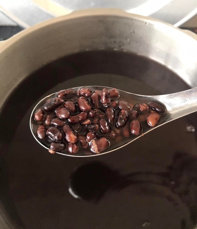Đỗ đen giá siêu rẻ, tốt cho người tiểu đường gây ‘sốt’ ngày hè: Nấu chè chỉ thêm bước này là nhanh nhừ, bùi ngậy, thơm phức- Ảnh 6.