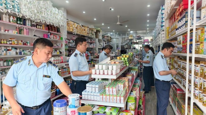 Lực lượng quản lý thị trường tỉnh Lào Cai kiểm soát địa bàn. (Ảnh: qltt)