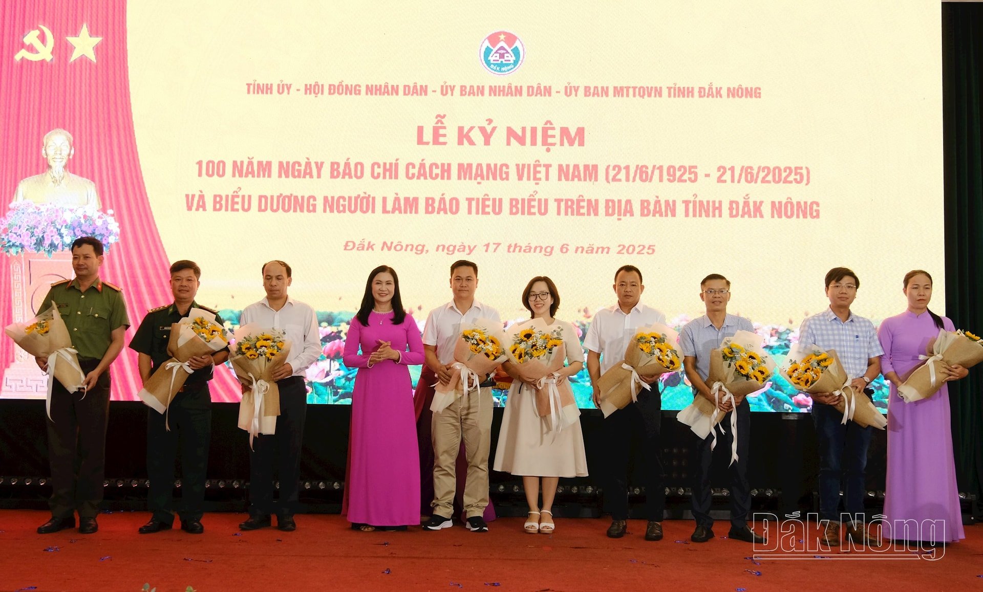 Đồng chí Tôn Thị Ngọc Hạnh, TUV, Phó Chủ tịch UBND tỉnh Đắk Nông tặng hoa chúc mừng các cơ quan báo chí; đại diện các cơ quan báo chí Trung ương, ngoài tỉnh có văn phòng đại diện, cơ quan thường trú và đăng ký hoạt động thường trú trên địa bàn tỉnh