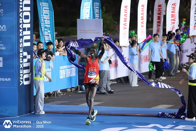 អត្តពលិកកេនយ៉ា Victor Kipkemei បានឈ្នះការប្រកួត VnExpress Marathon Quy Nhon 2025 ជាមួយរូបថត GOYA Photon 1
