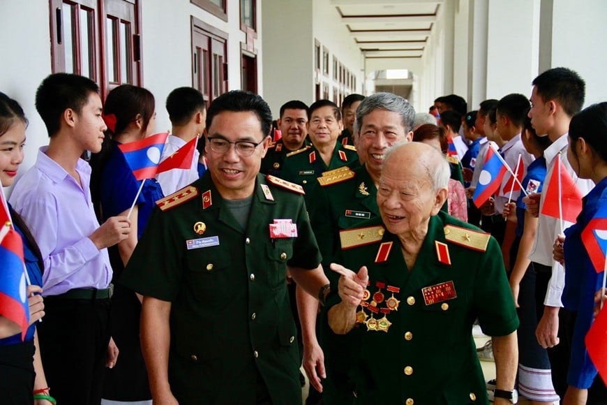Thiếu tướng Huỳnh Đắc Hương (bên phải) thăm Trường Văn hóa dân tộc nội trú Quân đội nhân dân Lào, tháng 9/2024. (Ảnh: Báo Quân đội nhân dân)