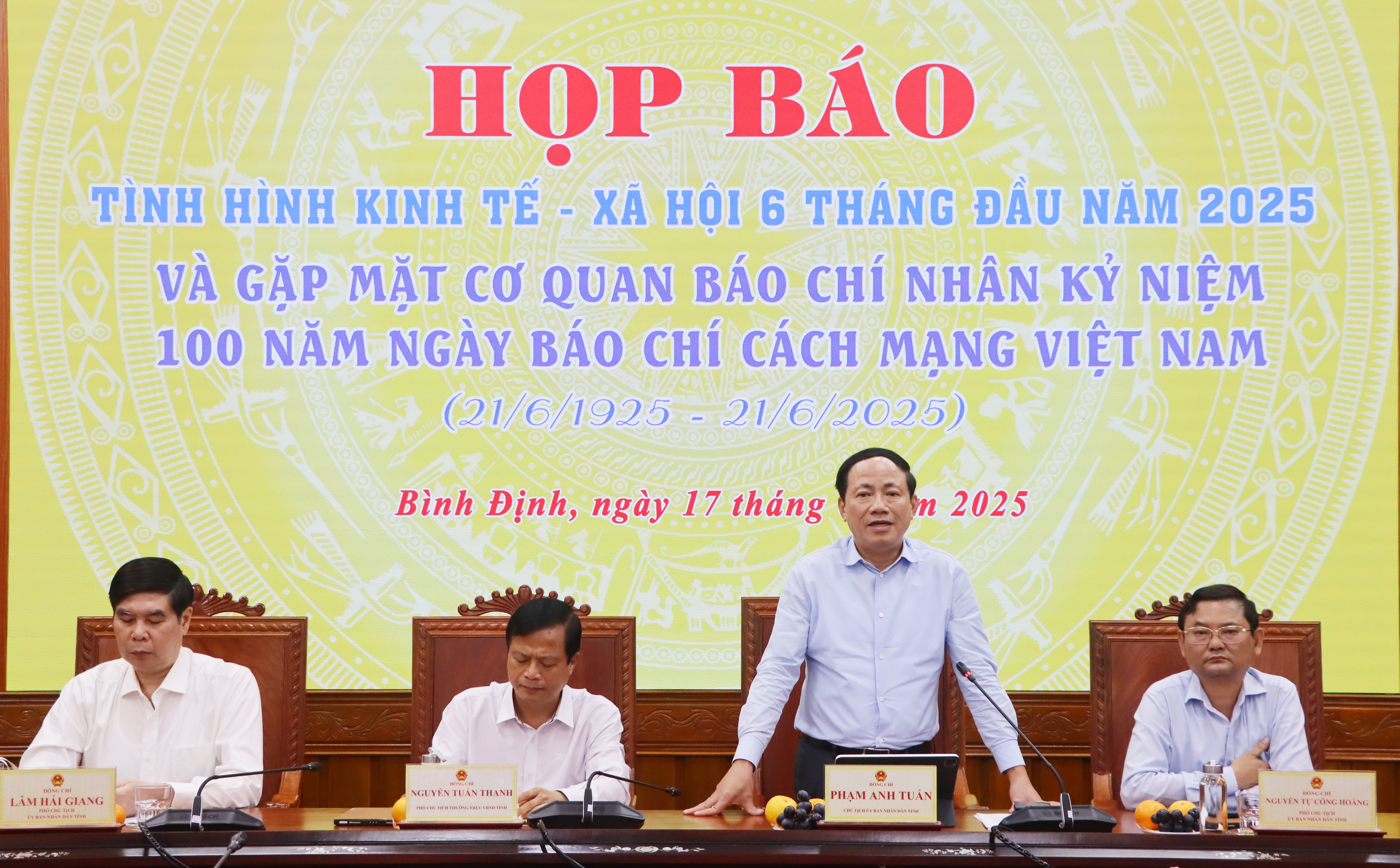 UBND tỉnh họp báo tình hình kinh tế - xã hội 6 tháng đầu năm và Gặp mặt các cơ quan báo chí