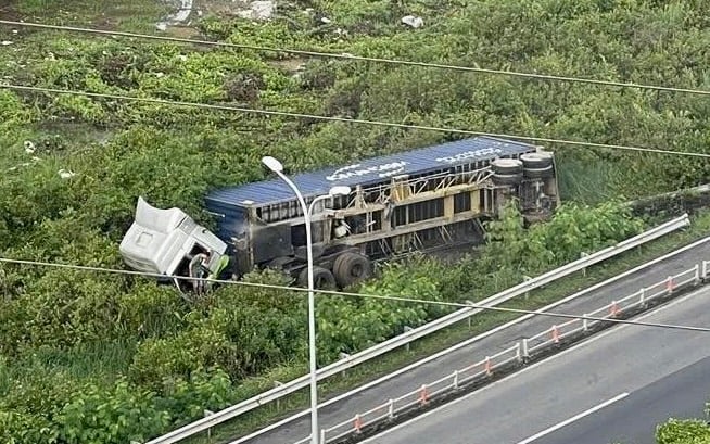 Tài xế xe đầu kéo thoát nạn khi xe lao ra khỏi cao tốc  -0