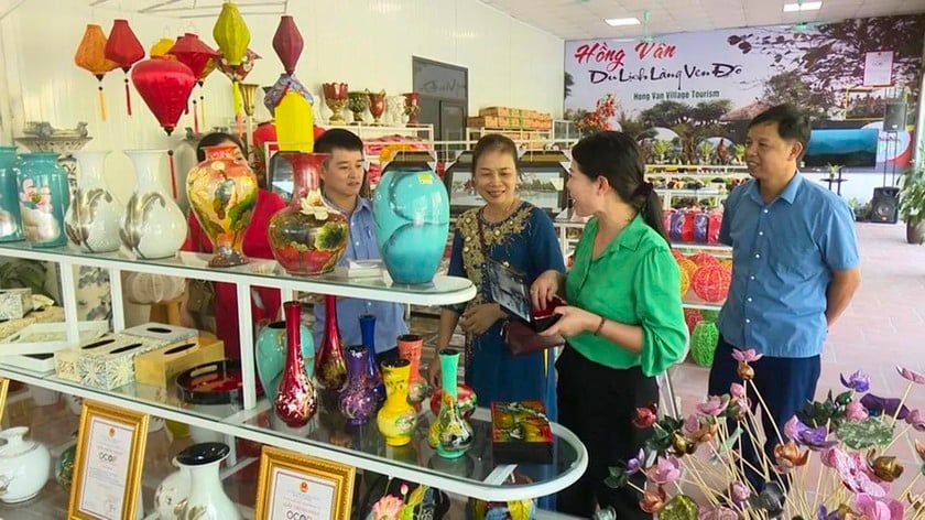 Đa dạng các sản phẩm được chủ thể OCOP tại điểm giới thiệu và bán sản phẩm OCOP chợ Vồi, xã Hà Hồi (Thường Tín).