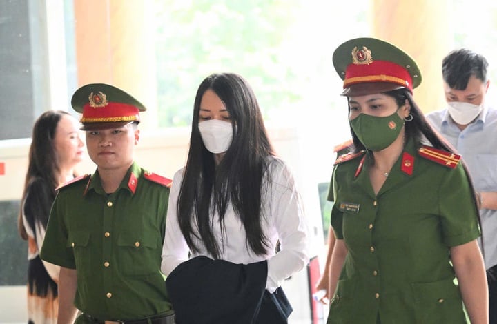 Une sœur de M. Trinh Van Quyet a été escortée au tribunal.