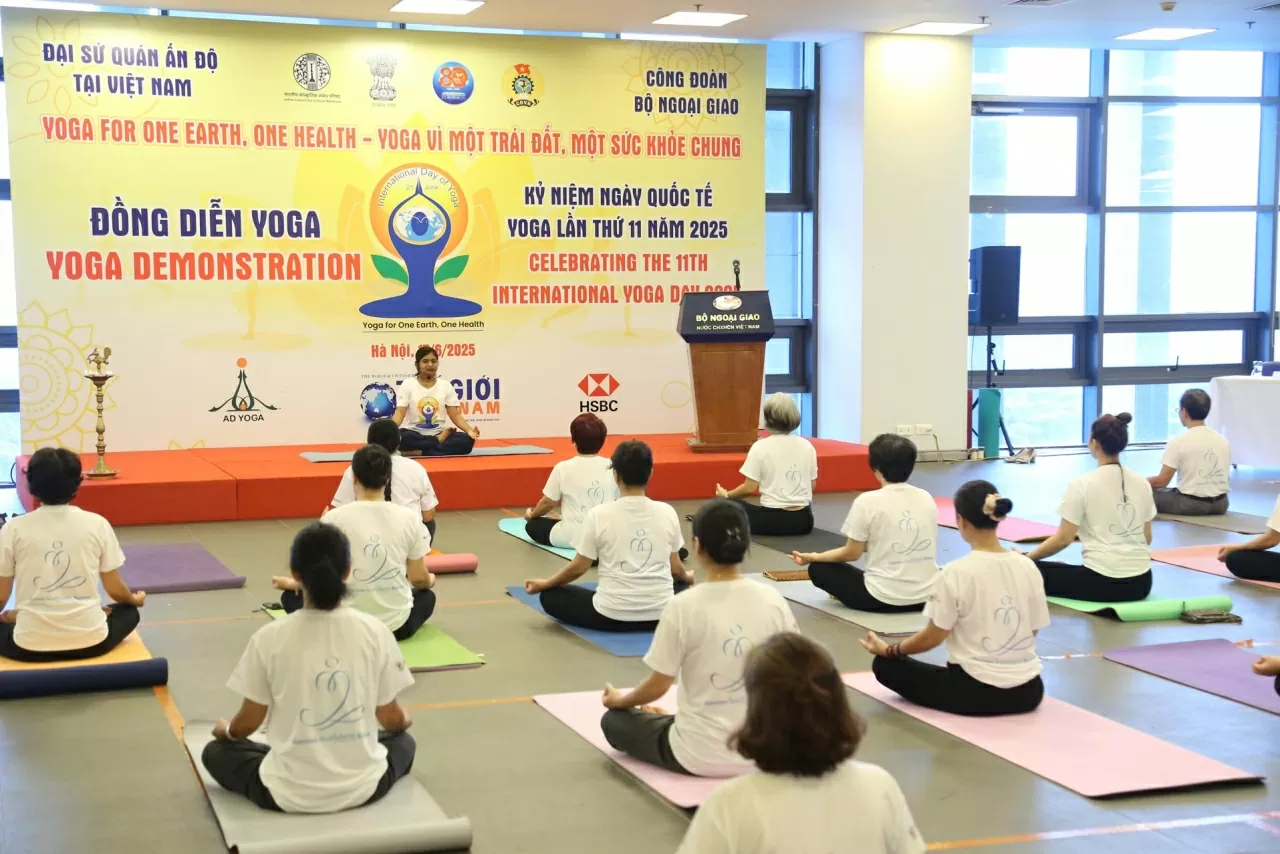 Đồng diễn Yoga nhân Ngày Quốc tế Yoga lần thứ 11 với chủ đề: Yoga vì một trái đất, một sức khỏe chung. (Ảnh: Thành Long)