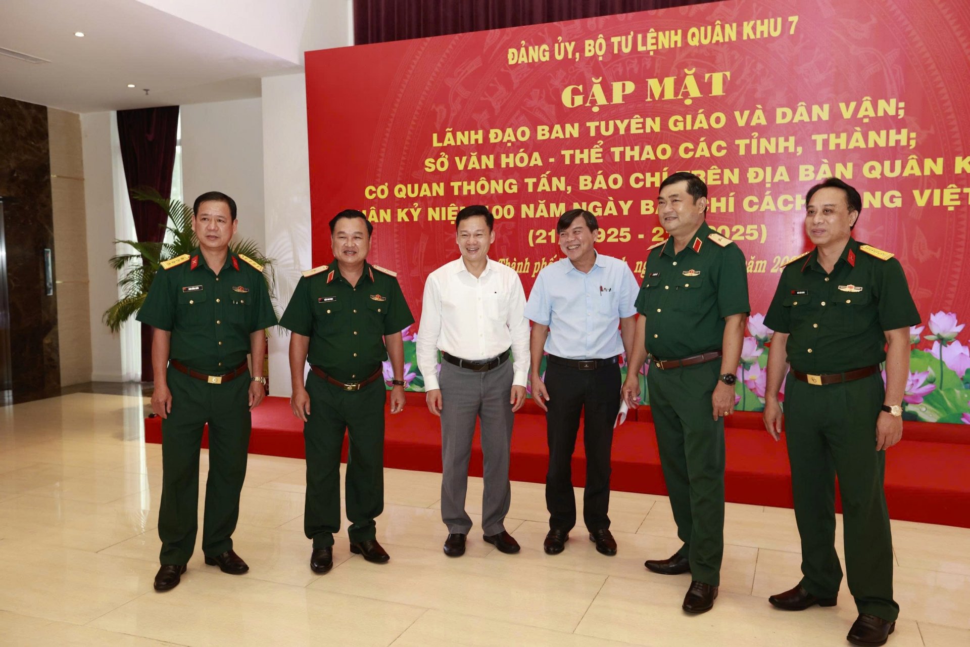 Các đồng chí lãnh đạo Quân khu 7 trao đổi với lãnh đạo các cơ quan Báo chí trên địa bàn Quân khu