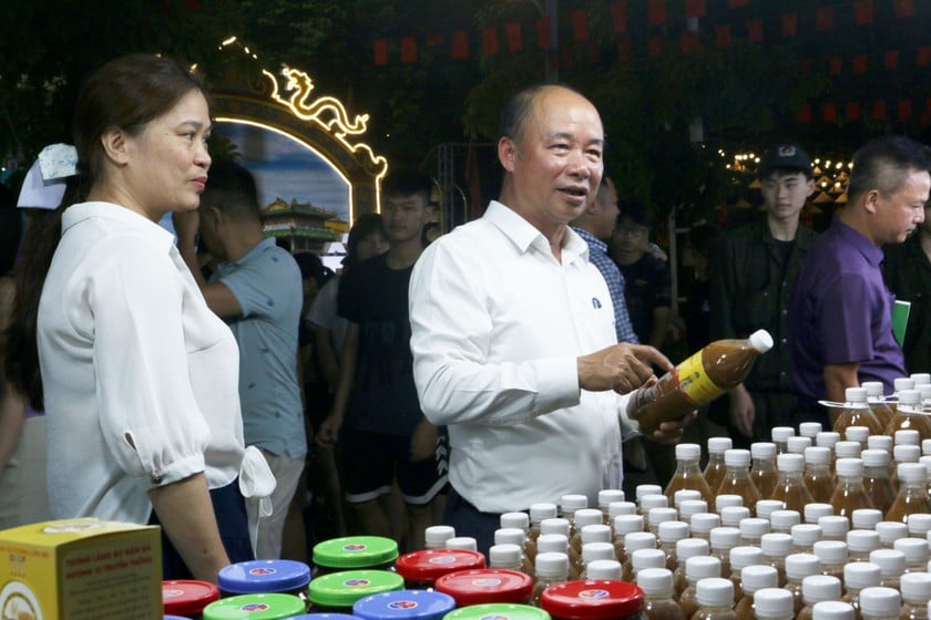 Ông Nguyễn Đình Hoa, Phó Giám đốc Sở Nông nghiệp và Môi trường Hà Nội tham quan các gian hàng giới thiệu sản phẩm OCOP vùng miền được tổ chức tại Thanh Trì, Hà Nội.