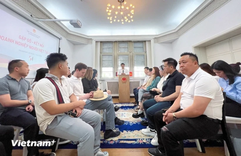 กงสุลใหญ่ Luu Xuan Dong เน้นย้ำถึงการเติบโตและการพัฒนาที่หลากหลายของชุมชนธุรกิจชาวเวียดนามในเยอรมนี (ภาพ: Phuong Hoa/เวียดนาม+)