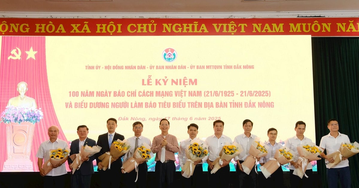 Dak Nong ប្រារព្ធខួប 100 ឆ្នាំនៃទិវាសារព័ត៌មានបដិវត្តន៍វៀតណាម និងផ្តល់កិត្តិយសដល់អ្នកសារព័ត៌មានគំរូរបស់ខេត្ត