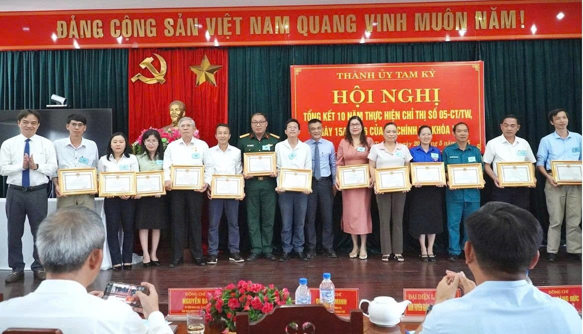 Ông Lưu Đức Lợi – Bí thư Đảng ủy, Giám đốc PC Quảng Nam (thứ sáu, bên trái sang) nhận Giấy khen của Thành ủy Tam Kỳ vì đã có thành tích tiêu biểu trong 10 năm thực hiện Chỉ thị 05 của Bộ Chính trị (khóa XII)