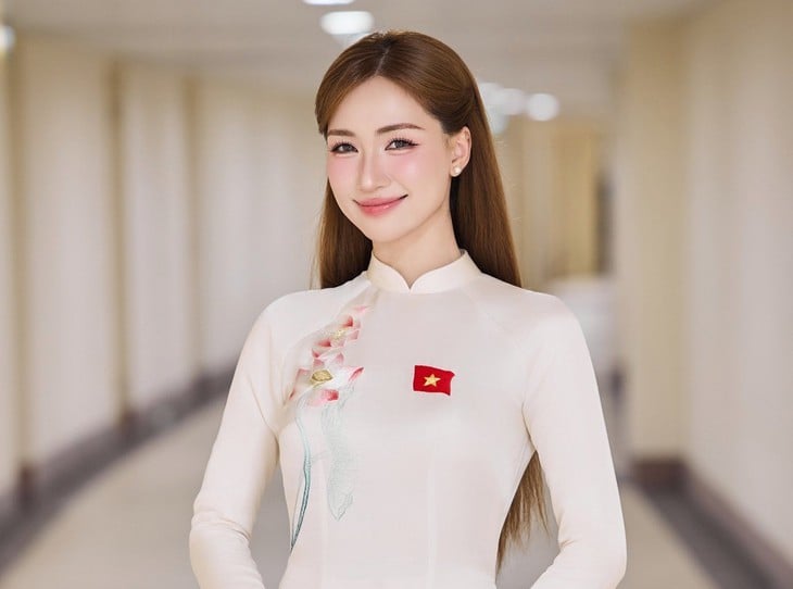 Hòa Minzy tham gia đêm nghệ thuật &quot;Bước chân trở về&quot; (ảnh HMZ).