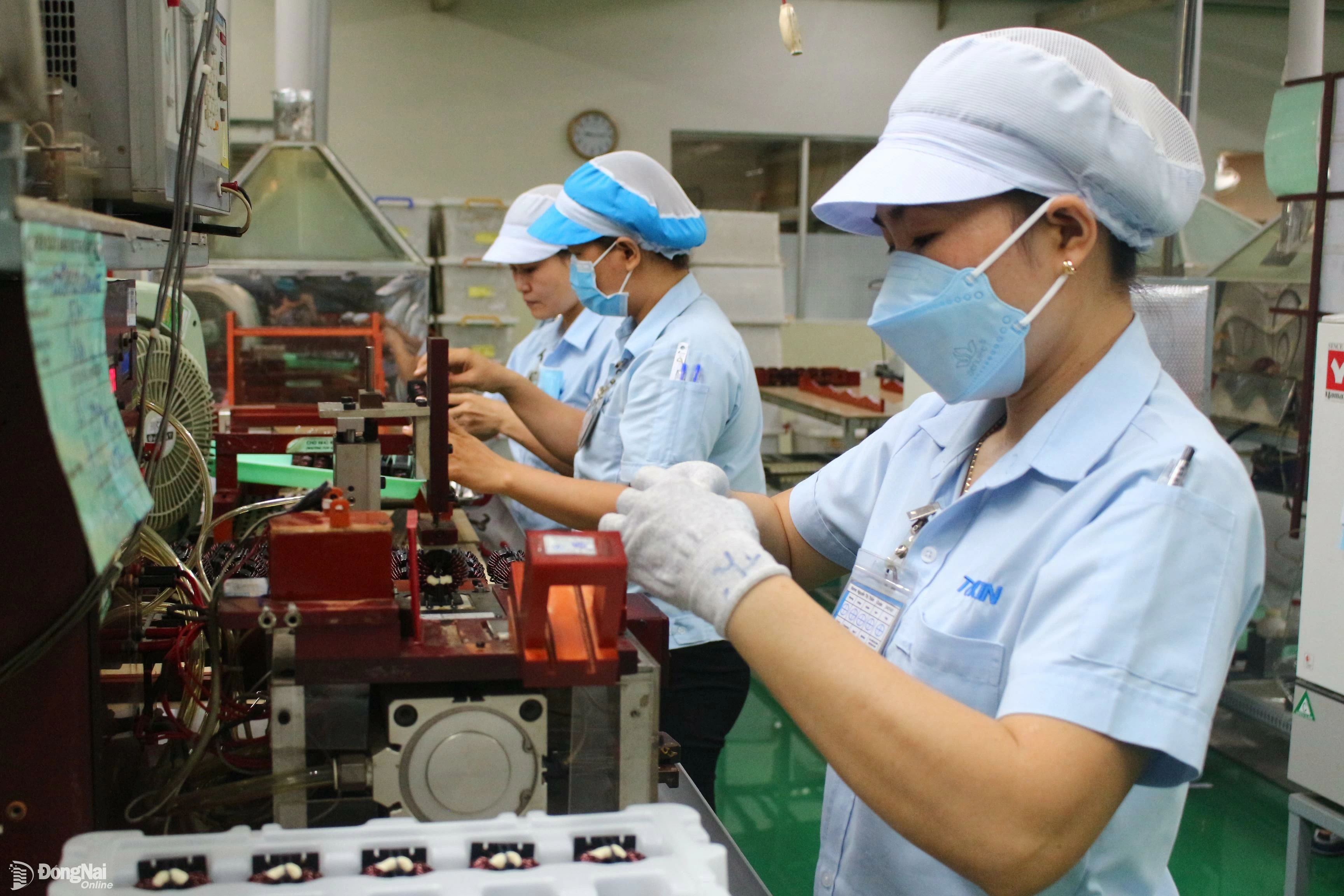 Công nhân Công ty TNHH Tokin Electronics Việt Nam trong giờ làm việc. Ảnh: L.Mai 