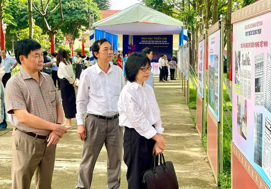 Các đại biểu tham quan triển lãm