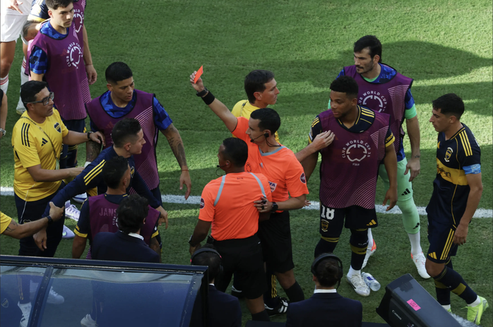 Đại chiến bóng đá Latin, Boca Juniors cầm chân Benfica trận cầu 4 bàn, 3 thẻ đỏ - Ảnh 5.