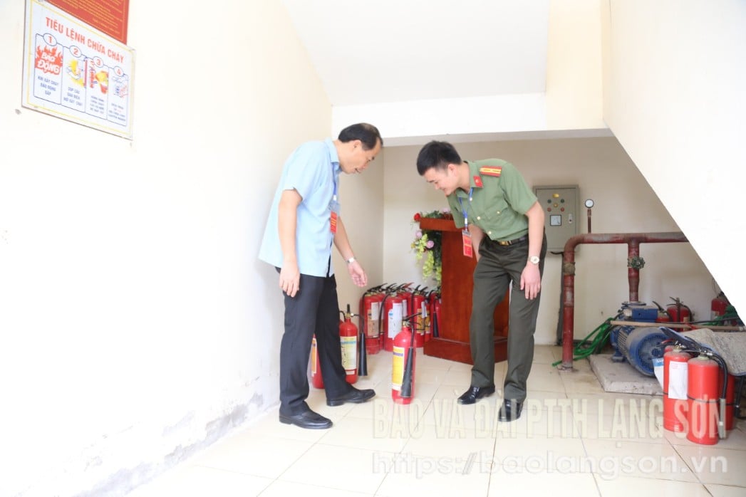 គណៈ​កម្មាធិការ​ដឹកនាំ​ប្រឡង​ថ្នាក់​ខេត្ត ចុះ​ពិនិត្យ​ឧបករណ៍​ពន្លត់​អគ្គិភ័យ​នៅ​ការដ្ឋាន​ប្រឡង​វិទ្យាល័យ​ជីឡាង