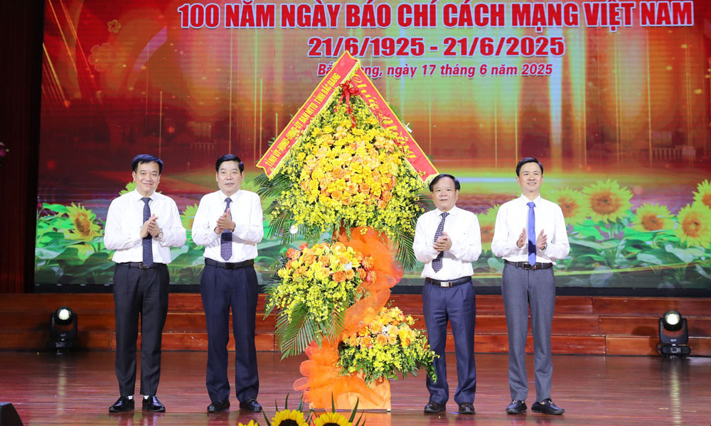 Bac Giang បានប្រារព្ធពិធីរំលឹកខួបលើកទី 100 នៃទិវាសារព័ត៌មានបដិវត្តន៍វៀតណាម