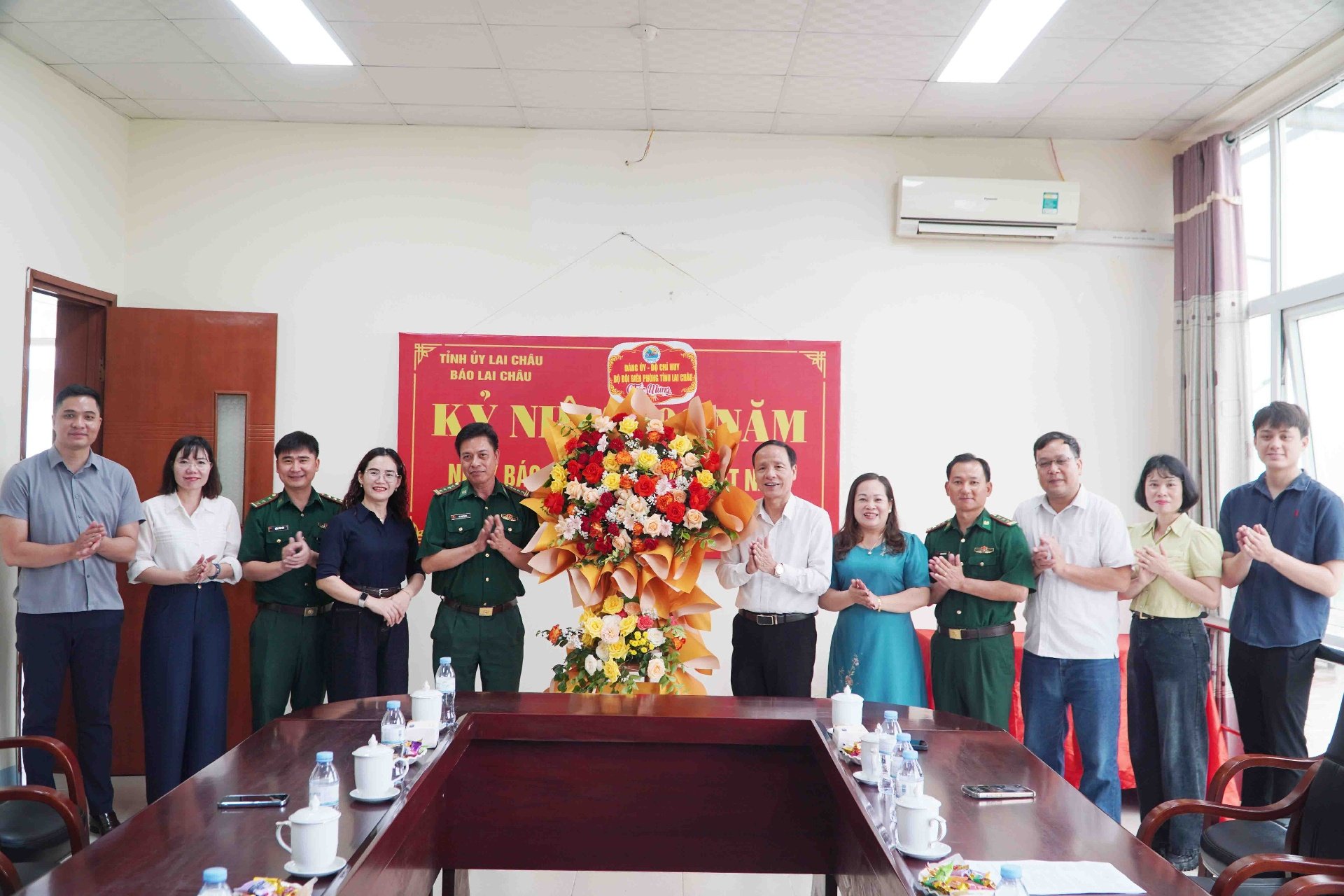 Đồng chí Lê Công Thành -  Phó Chính uỷ Bộ đội Biên phòng tỉnh tặng hoa chúc mừng Báo Lai Châu.