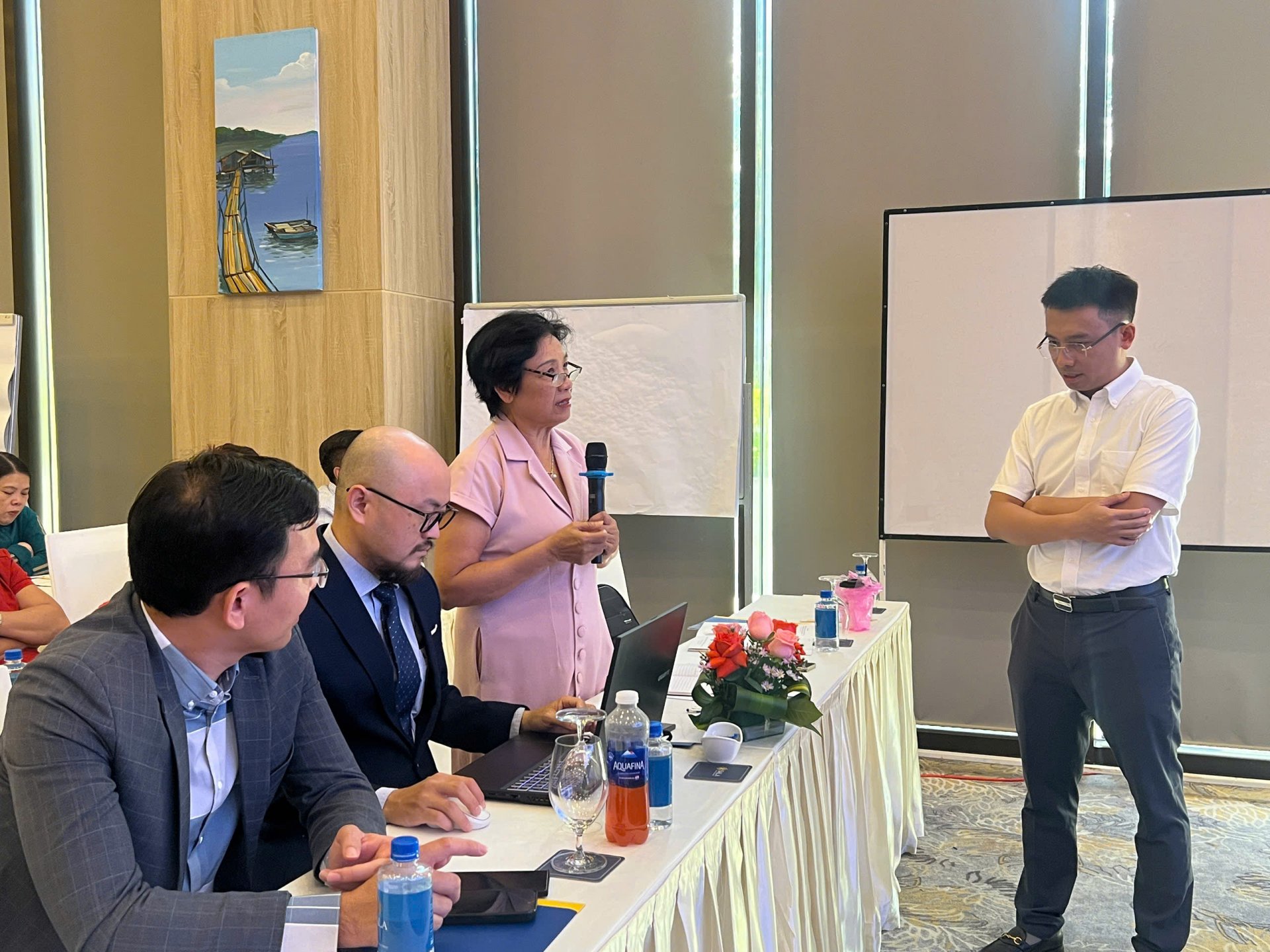 Đại diện các đơn vị trao đổi với chuyên gia về vấn đề truy xuất nguồn gốc sản phẩm. Ảnh: VÕ PHÊ