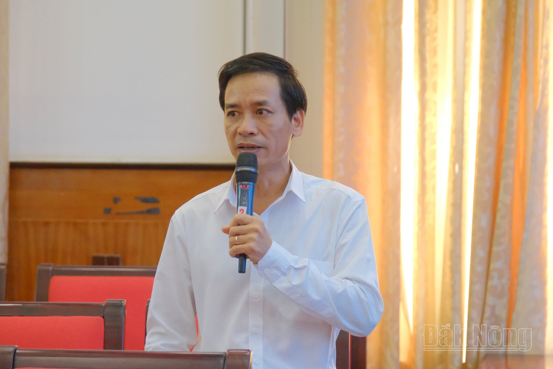 Phó Tổng Biên tập Báo Đắk Nông Nguyễn Văn Hải trình bày tham luận 