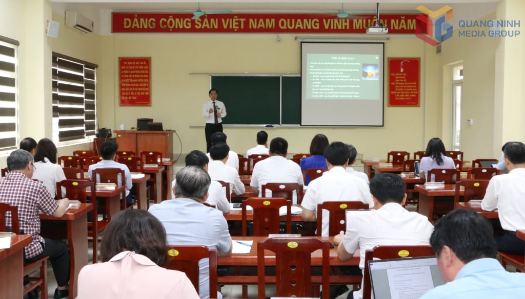 Học viên Lớp bồi dưỡng, cập nhật kiến thức cho cán bộ đương nhiệm các chức danh lãnh đạo, quản lý diện Ban Thường vụ Tỉnh ủy quản lý năm 2024 tham gia học tập, nghiên cứu các chuyên đề do giảng viên Học Viện Chính trị Quốc gia Hồ Chí Minh truyền đạt. Ảnh: Phạm Tăng