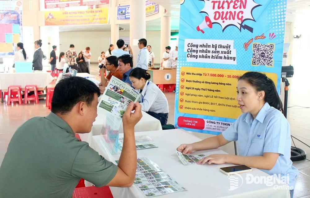 Doanh nghiệp tham gia tuyển lao động tại Trung tâm Dịch vụ việc làm Đồng Nai. Ảnh: Thảo My