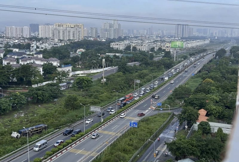 Tài xế xe đầu kéo thoát nạn khi xe lao ra khỏi cao tốc  -0