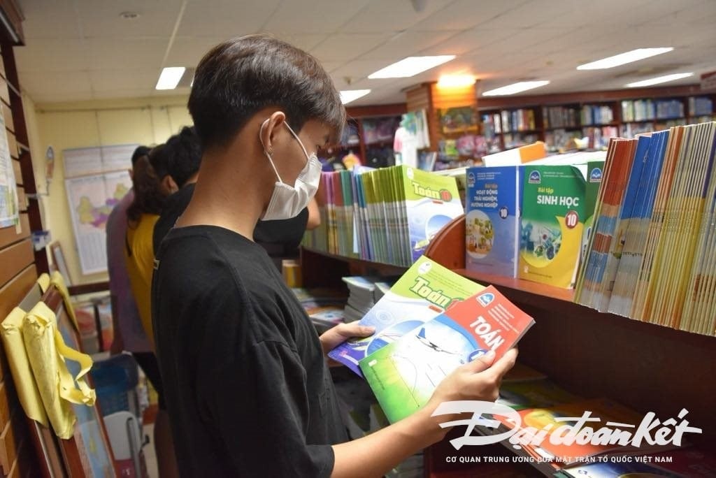 Học sinh tìm mua SGK tại hiệu sách.