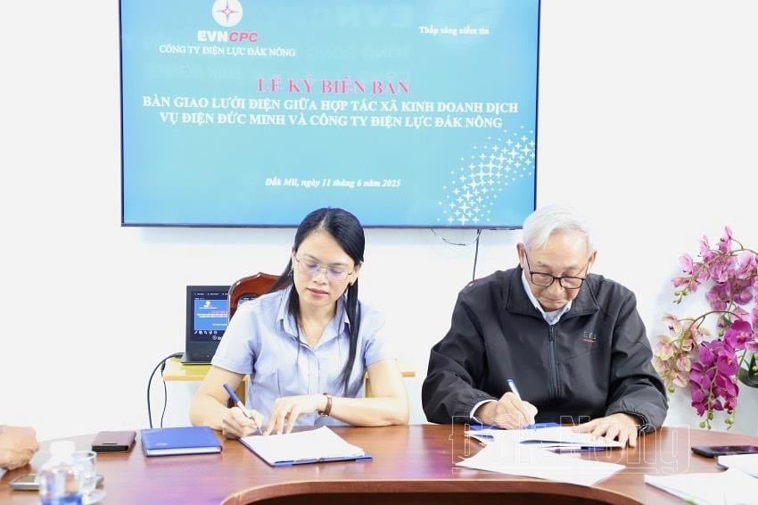 The-leaders-of-the-Dak-Nong-PC-and-the-Duc-Minh-KDDVD-Cooperative-signed-a-memorandum-on-receiving-the-lazy-electric-transportation-party(1).jpg