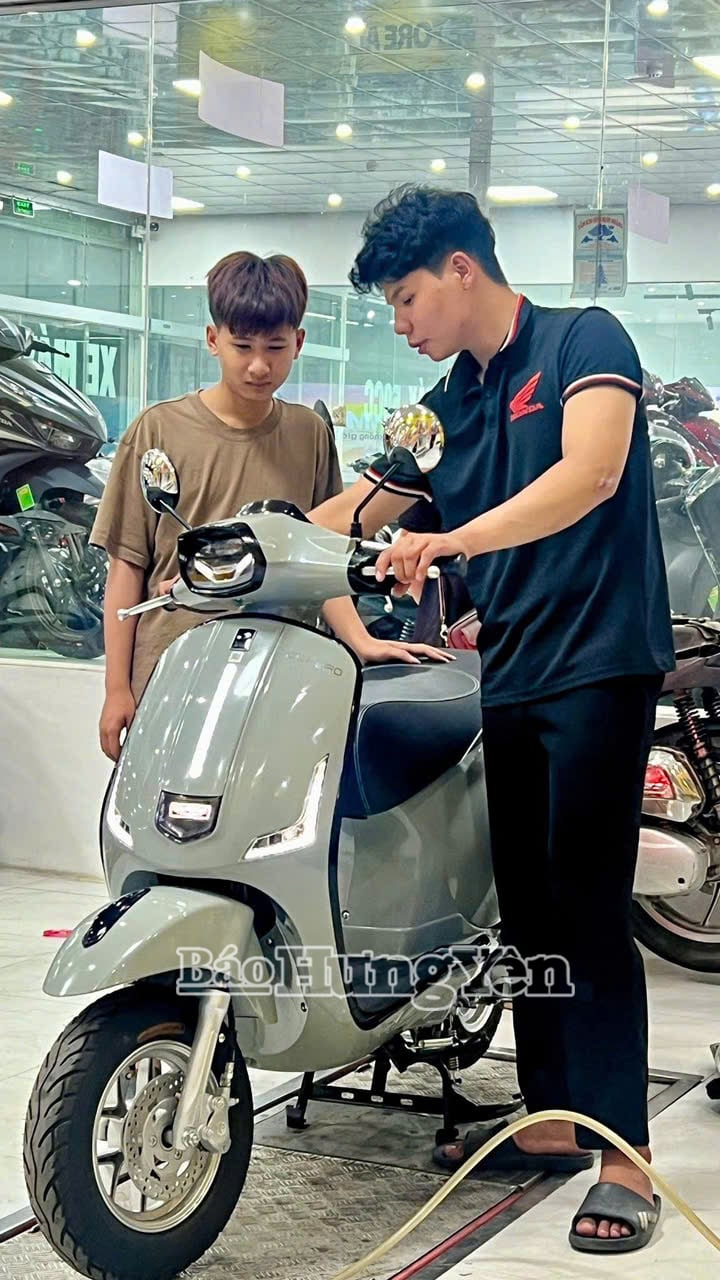 Cùng với việc chọn mua phương tiện phù hợp, các bậc phụ huynh cần hướng dẫn con em sử dụng xe đúng cách, tuân thủ Luật Trật tự, an toàn giao thông đường bộ
