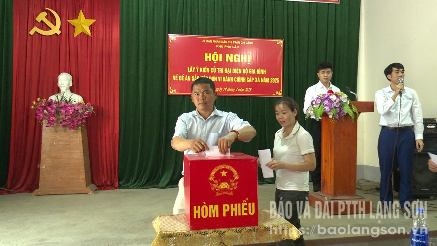 Nhân dân khu Pha Lác, thị trấn Chi Lăng (cũ) bỏ phiếu tại hội nghị lấy ý kiến cử tri về đề án sắp xếp đơn vị hành chính cấp xã năm 2025